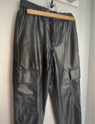 Pantalón cargo efecto piel negro