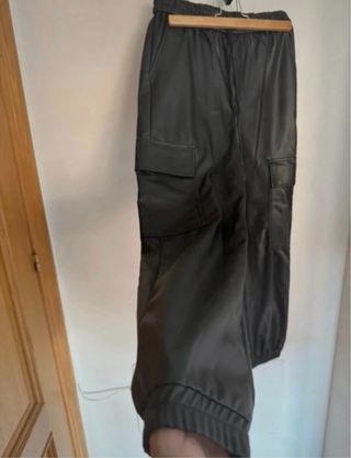 Pantalón cargo efecto piel negro