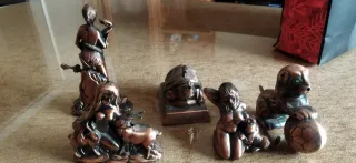 Collezione di accendini con figure