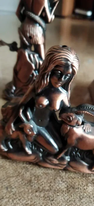 Collezione di accendini con figure