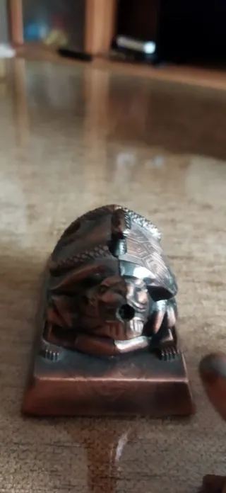 Collezione di accendini con figure