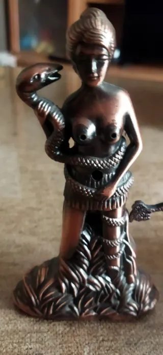 Collezione di accendini con figure