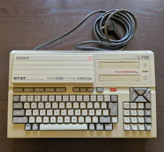 Ordenador MSX2 Sony Hit Bit HB-F9S funcionando.
