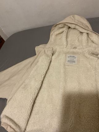Chaqueta beige con capucha