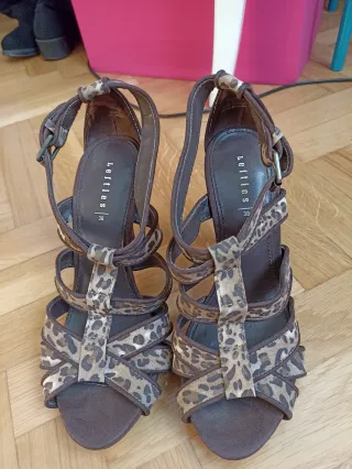 Sandalias Lefties tacón marrón estampado