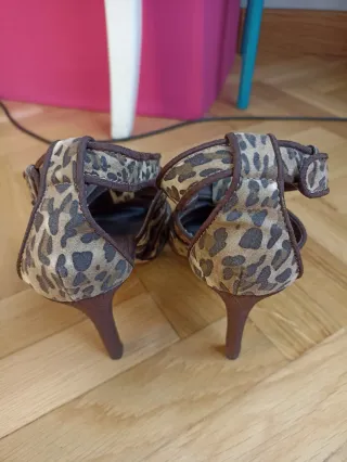 Sandalias Lefties tacón marrón estampado