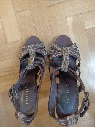 Sandalias Lefties tacón marrón estampado