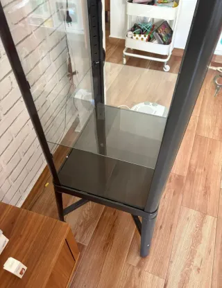 Vitrina de cristal y metal gris