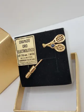 Pin con racchette da tennis placcato in oro elettrolitico
