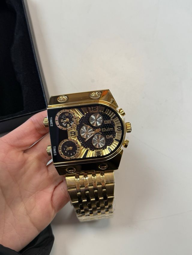 Orologio da polso dorato e nero