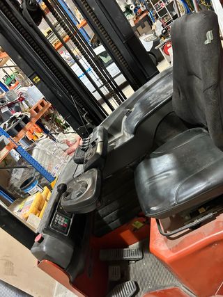 elevadora Retráctil marca Toyota. electrica