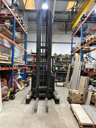 elevadora Retráctil marca Toyota. electrica