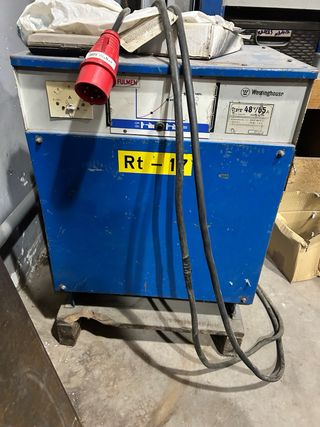 elevadora Retráctil marca Toyota. electrica