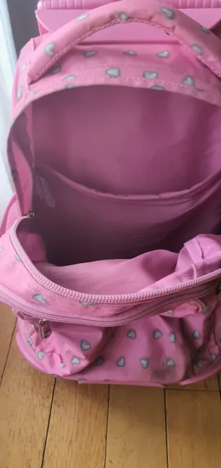 Mochila escolar rosa con corazones .Totto