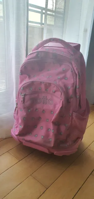 Mochila escolar rosa con corazones .Totto