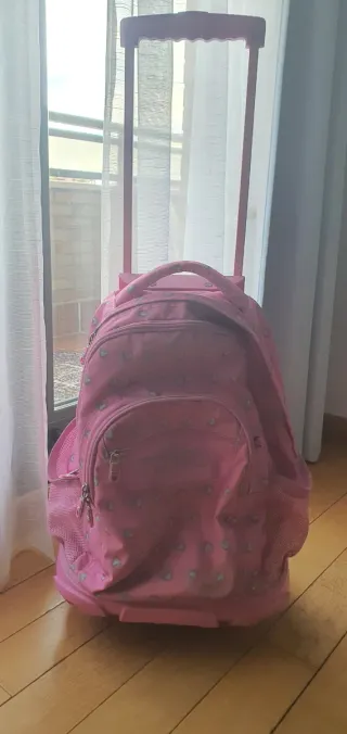 Mochila escolar rosa con corazones .Totto