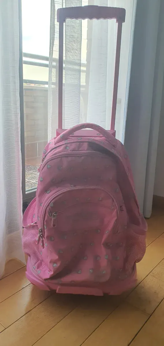 Mochila escolar rosa con corazones .Totto