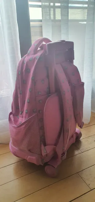 Mochila escolar rosa con corazones .Totto