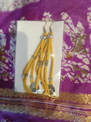 Pendientes mostaza tiras cuero con monedas
