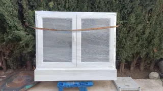 Ventana oscilobatiente blanca