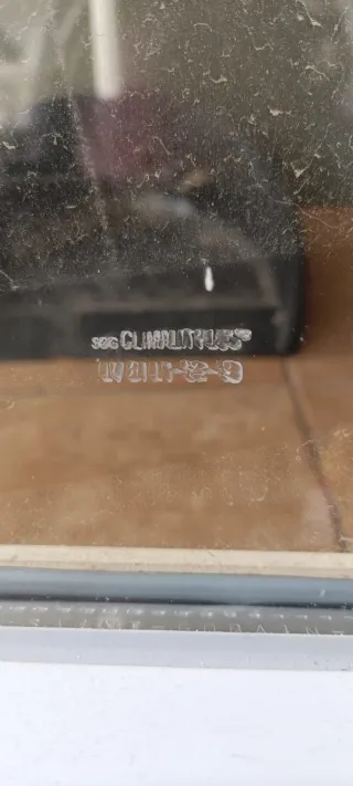 Ventana oscilobatiente blanca