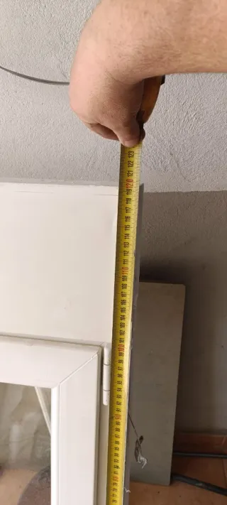 Ventana oscilobatiente blanca