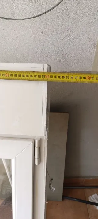 Ventana oscilobatiente blanca