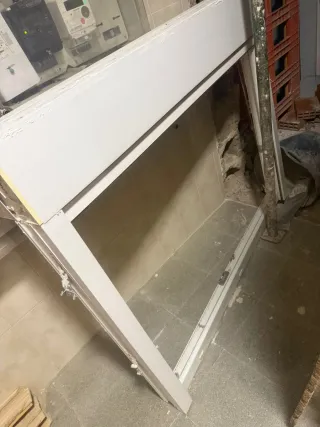 Ventana oscilobatiente blanca