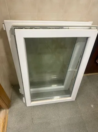Ventana oscilobatiente blanca