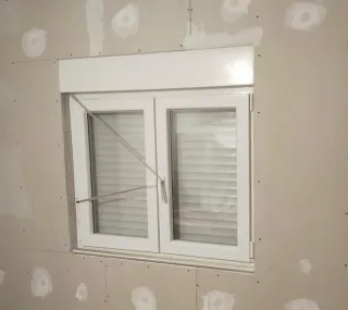 Ventana oscilobatiente blanca