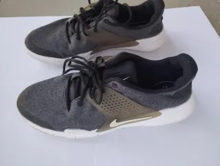 Zapatillas Nike grises y blancas