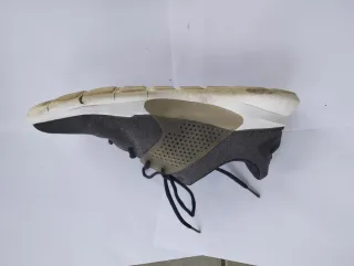 Zapatillas Nike grises y blancas