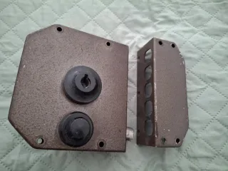 Cerradura con placa y cerrojo