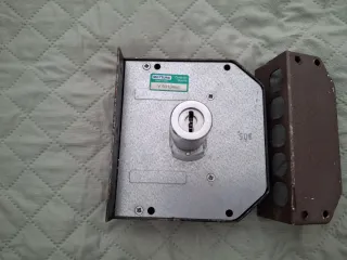 Cerradura con placa y cerrojo