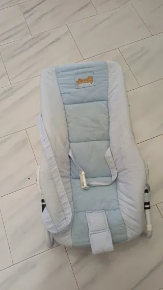 Silla de bebé azul con osito