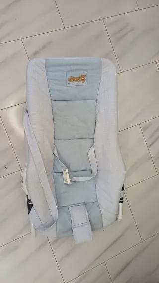 Silla de bebé azul con osito