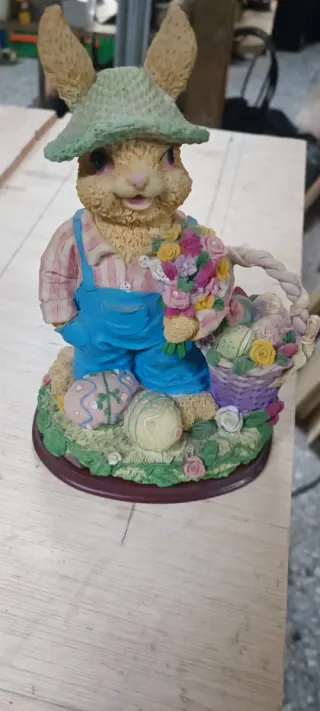 Figura in ceramica coniglio Pasqua cesta fiori
