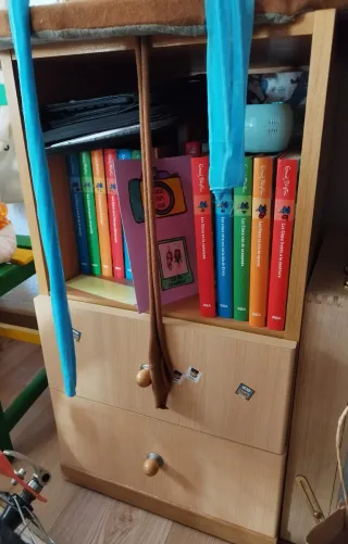 Habitación juvenil con gran almacenaje