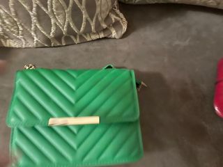 Bolso verde acolchado con cadena