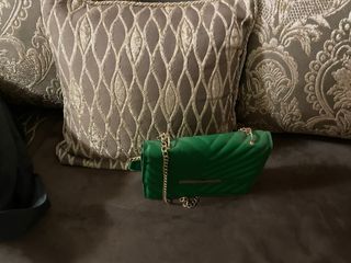 Bolso verde acolchado con cadena