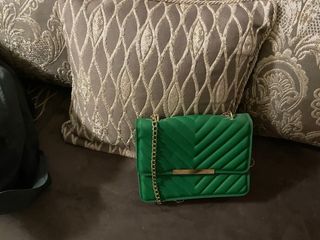 Bolso verde acolchado con cadena