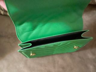 Bolso verde acolchado con cadena