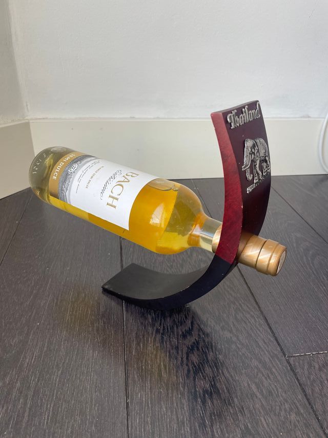 Portabottiglie in legno in equilibrio