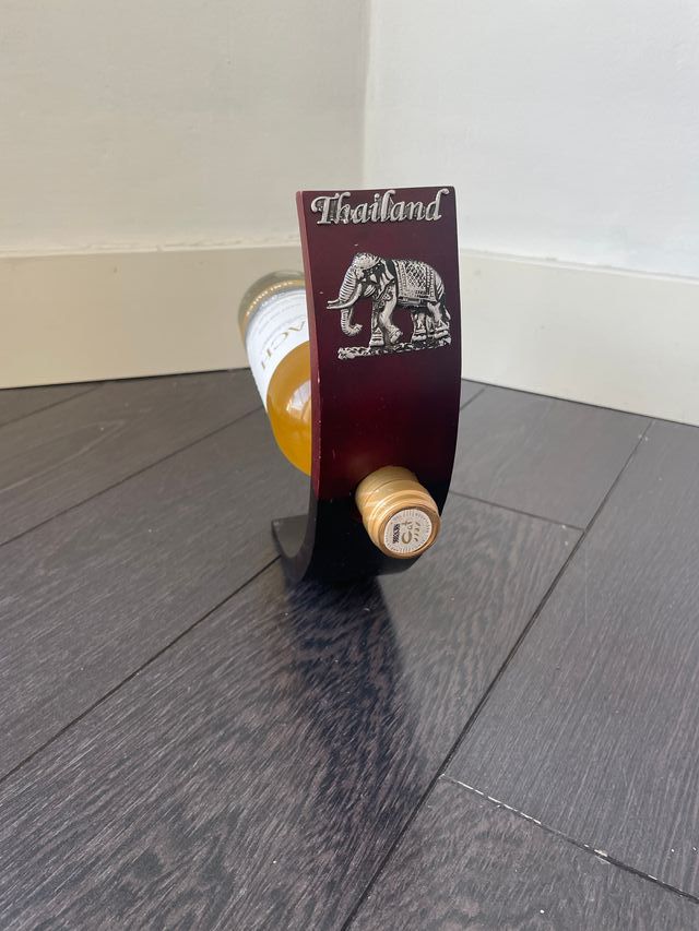 Portabottiglie in legno in equilibrio