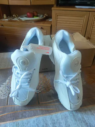 Zapatillas Blancas y Plateadas