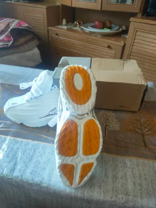 Zapatillas Blancas y Plateadas