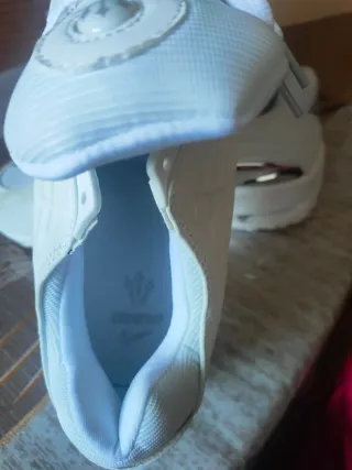 Zapatillas Blancas y Plateadas