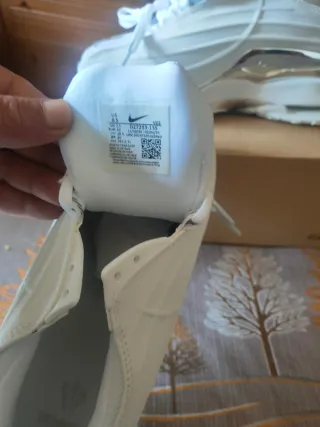 Zapatillas Blancas y Plateadas