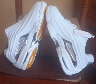 Zapatillas Blancas y Plateadas