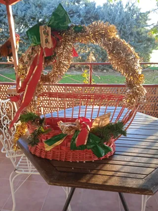 Cesta Mimbre Roja y Dorada Decorada